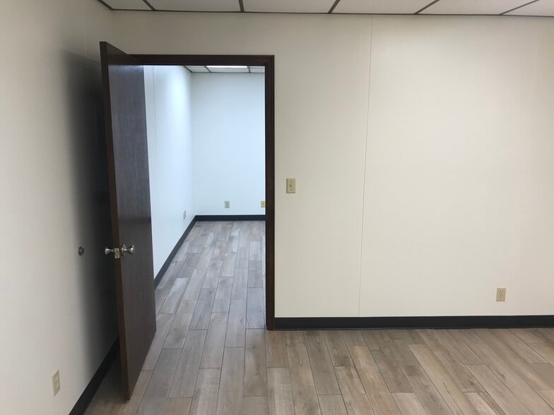 More Photos Of 1109 W Detroit St, Broken Arrow Warehouse For Lease