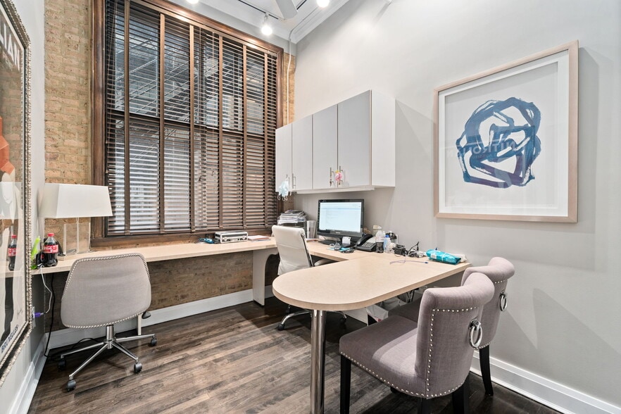 More Photos Of 120 S State St, Chicago Office For Sale