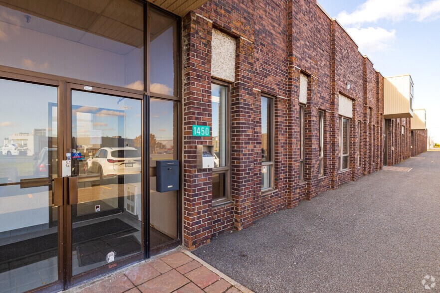 More Photos Of 1420-1490 Rue Beaulac, Saint-Laurent Light Distribution For Lease