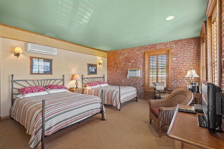 More Photos Of 215 Broadway St, Cottonwood Falls Hotel For Sale