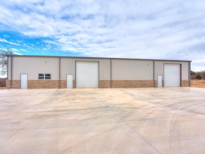 More Photos Of 1736 Red Oak Lane, Guthrie Warehouse For Lease
