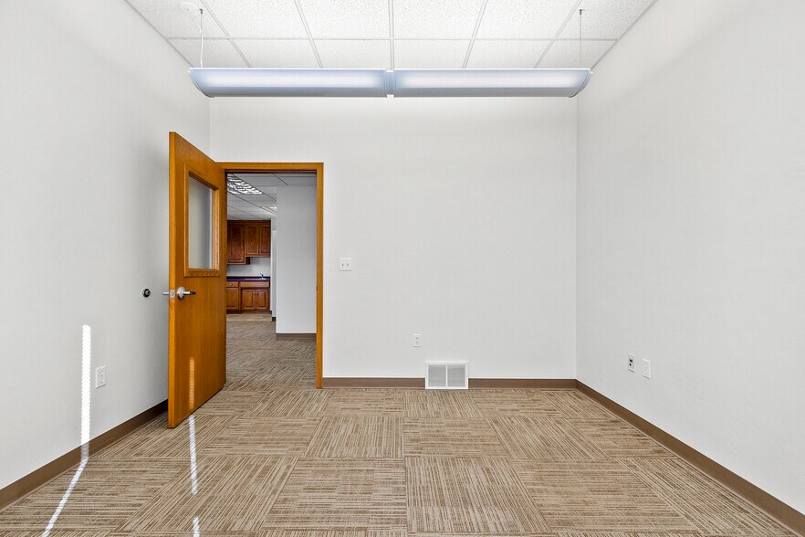 More Photos Of 1496 Bellevue St, Green Bay Office For Lease