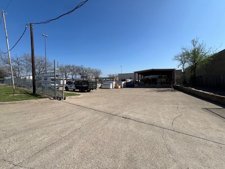 More Photos Of 3221 E Randol Mill Rd, Arlington Manufacturing For Lease