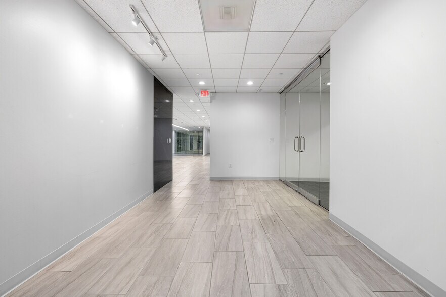 More Photos Of 17 S Briar Hollow Ln, Houston Office Residential For Lease