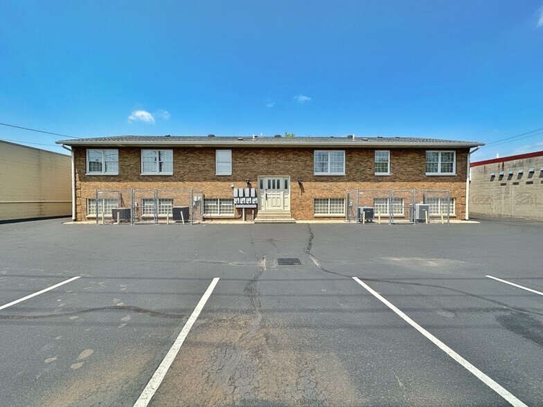 More Photos Of 185 N Brookwood Ave, Hamilton Medical For Lease