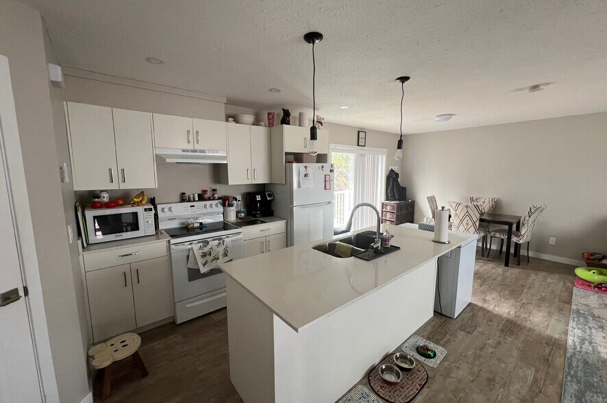More Photos Of 5014 53 St, Camrose Apartments For Sale
