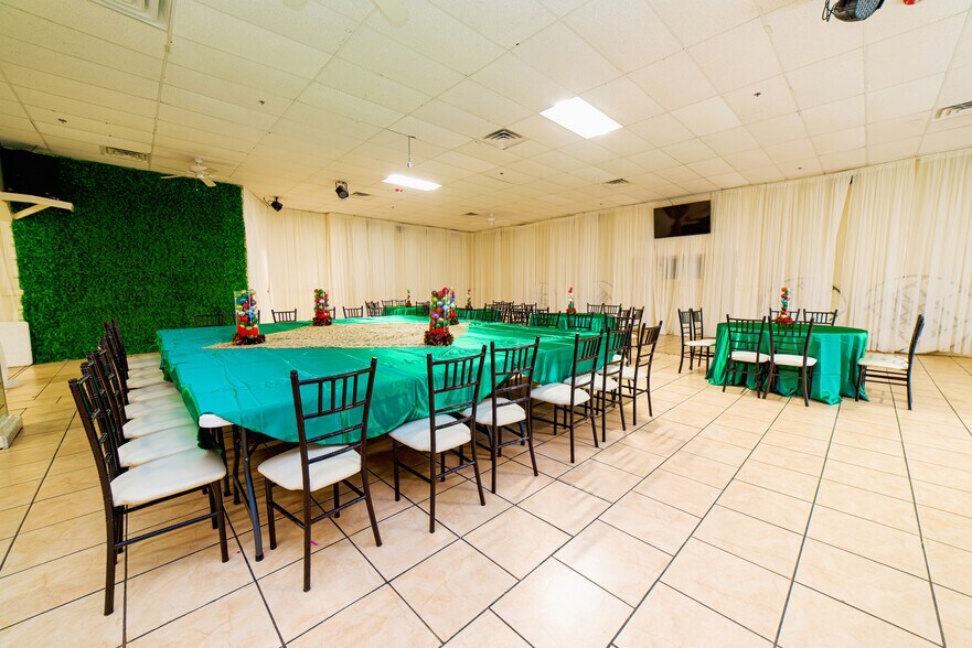 More Photos Of 819 Los Presidentes Ave, Laredo Storefront Retail Office For Sale