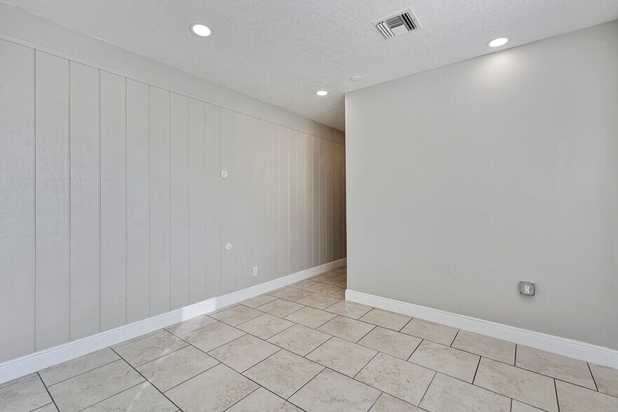More Photos Of 599 Sherwood Ave, Satellite Beach General Retail For Lease