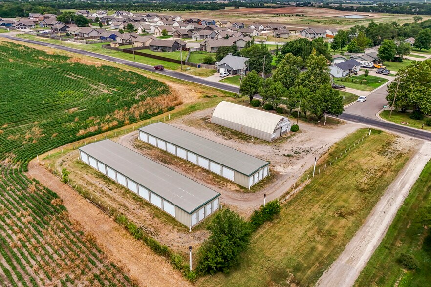 More Photos Of 201 W Silknitter St, Rose Hill Self Storage For Sale