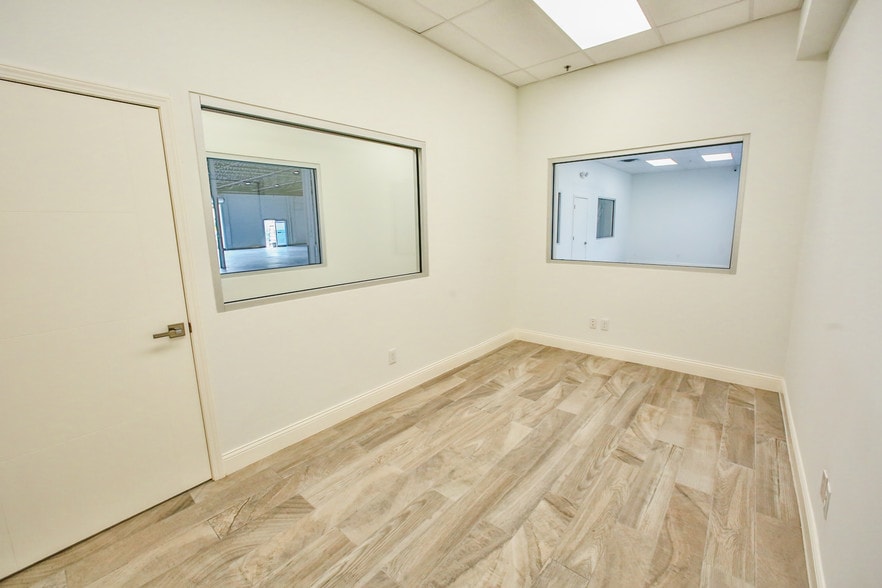 More Photos Of 213 Shaw Ave, Pasadena Industrial For Lease