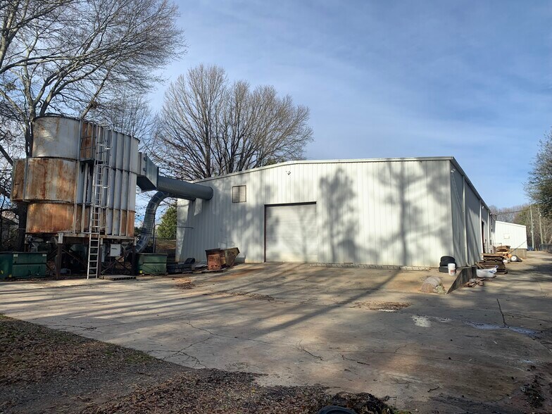 More Photos Of 4462 Oakwood Rd, Oakwood Industrial For Lease