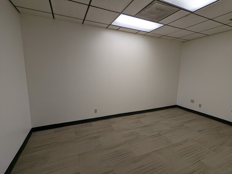 More Photos Of 601 N Marienfeld St, Midland Office For Lease