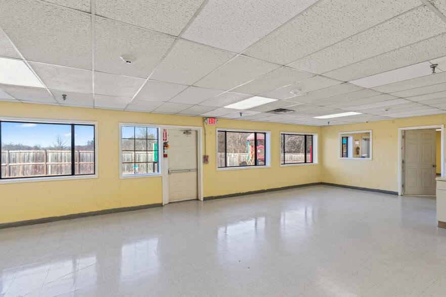 More Photos Of 211 Edds Ln, Sterling Schools For Sale