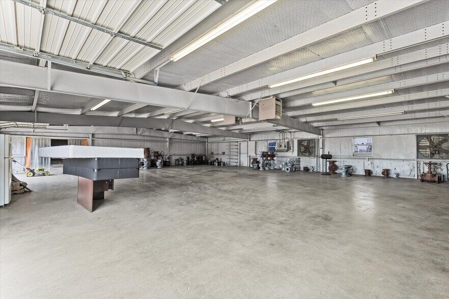 More Photos Of 2305 N Main St, Cleburne Flex For Sale
