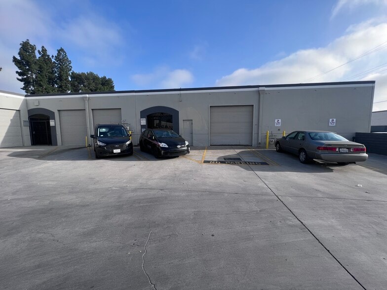 More Photos Of 8101-8117 Orion Ave, Van Nuys Warehouse For Lease