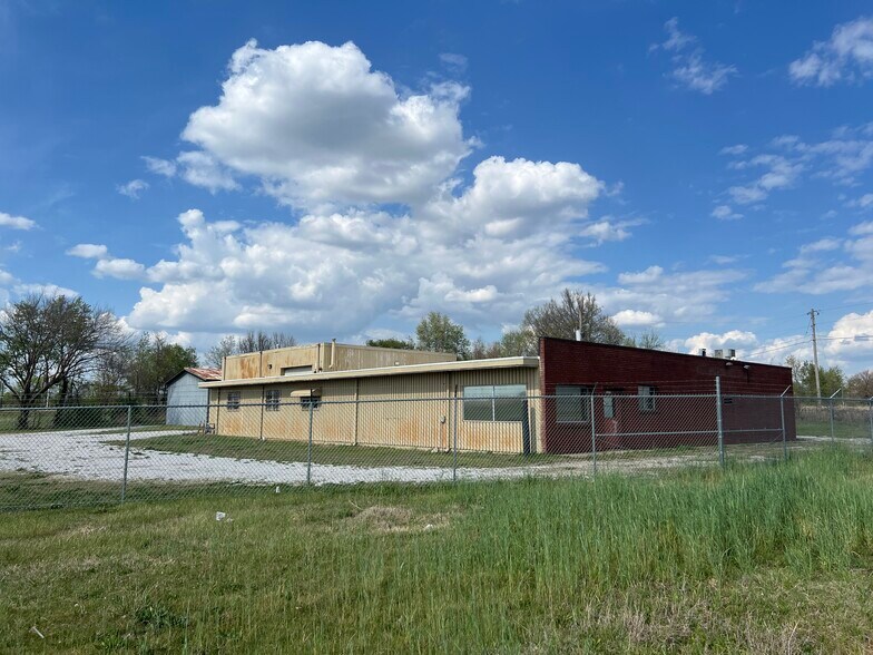 Primary Photo Of 5905 W US Highway 60, Republic Warehouse For Lease