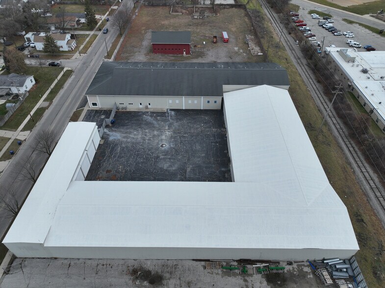 More Photos Of 801 S Henry St, Bay City Distribution For Sale