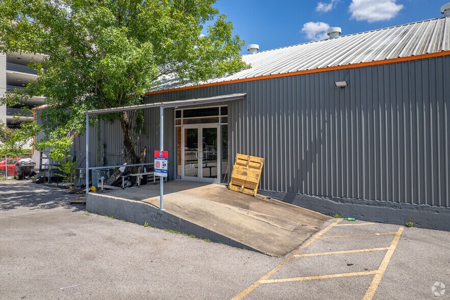 More Photos Of 815 Emancipation Ave, Houston Industrial For Sale