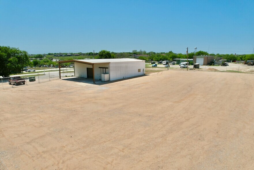 More Photos Of 1501 Lillian Ave, Jourdanton Flex For Lease