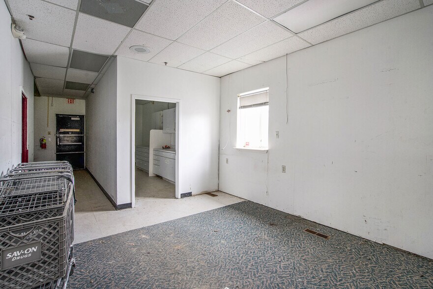 More Photos Of 24100 Meadowbrook Rd, Novi Storefront For Sale