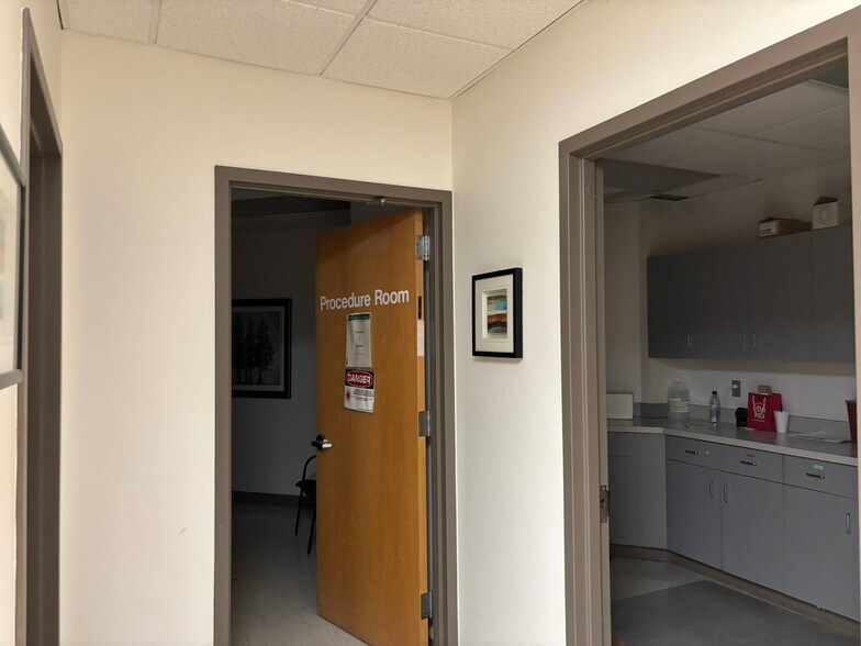 More Photos Of 1547 Columbia Tpke, Castleton Medical For Sale