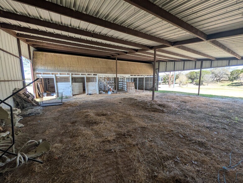 More Photos Of 843 Sundown Dr, Woodway Industrial For Lease