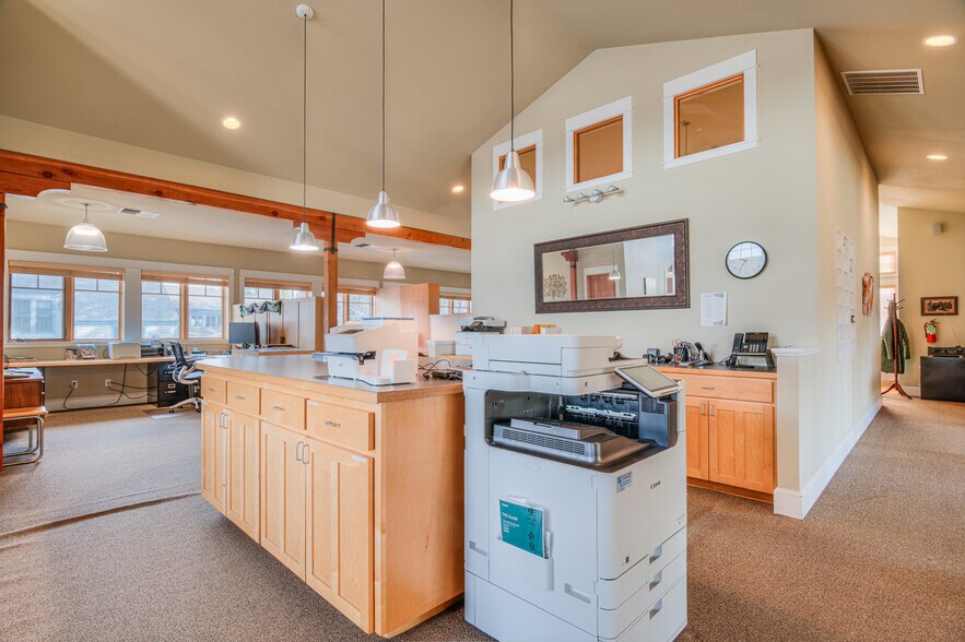 More Photos Of 257 S Pine St, Sisters Office For Sale