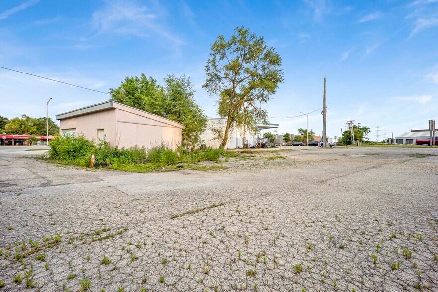 More Photos Of 21W042 Lake St, Addison Service Station For Sale