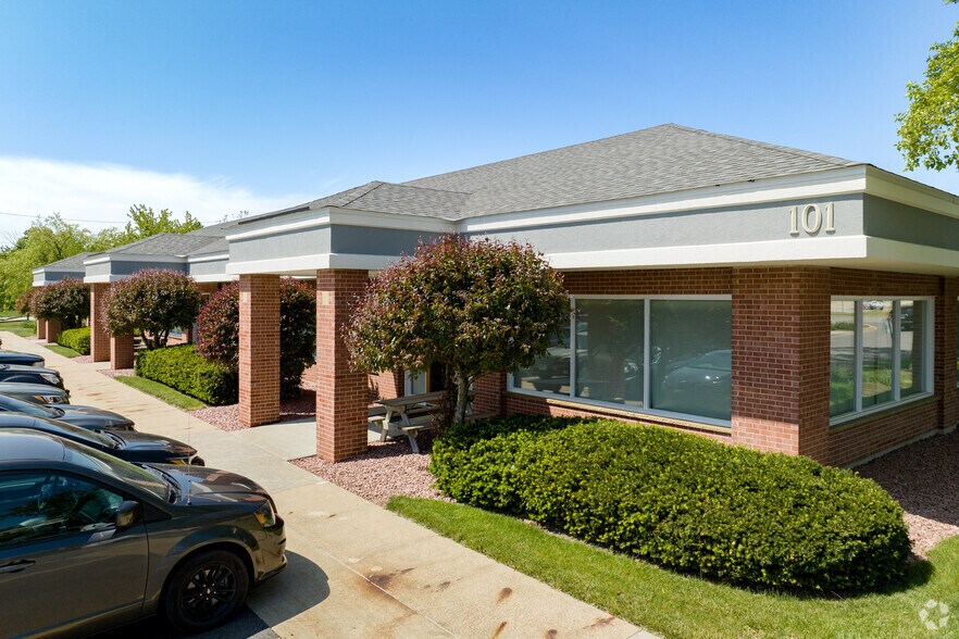 More Photos Of 3 S Greenleaf Ave, Gurnee Unknown For Lease