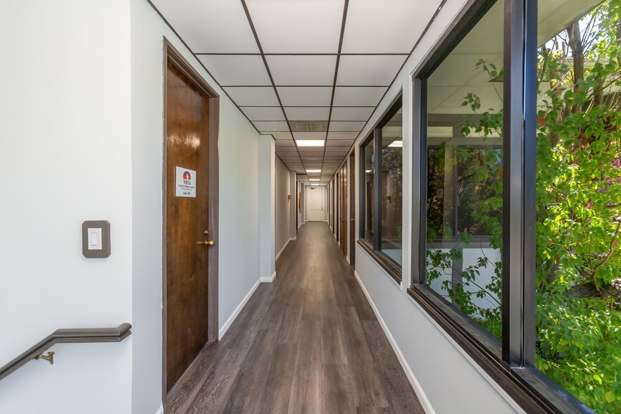 More Photos Of 23030 Lyons Ave, Santa Clarita Medical For Lease