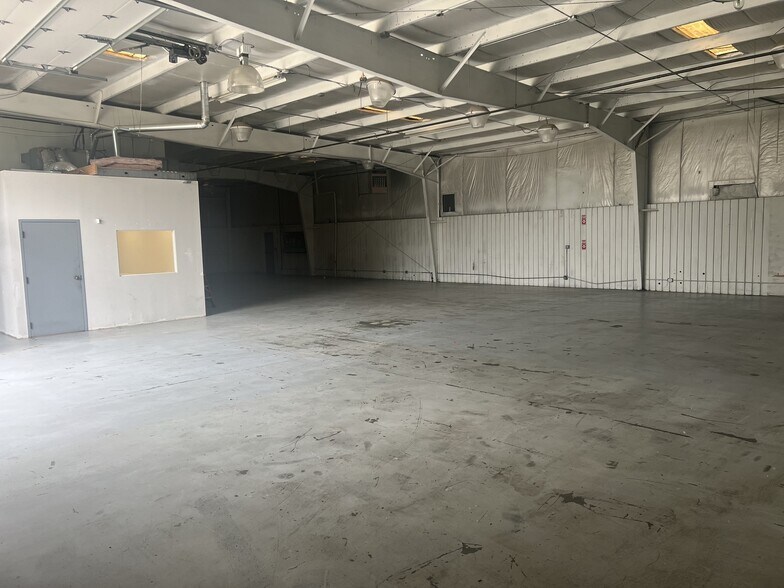 More Photos Of 2 Standen Dr, Hamilton Warehouse For Lease