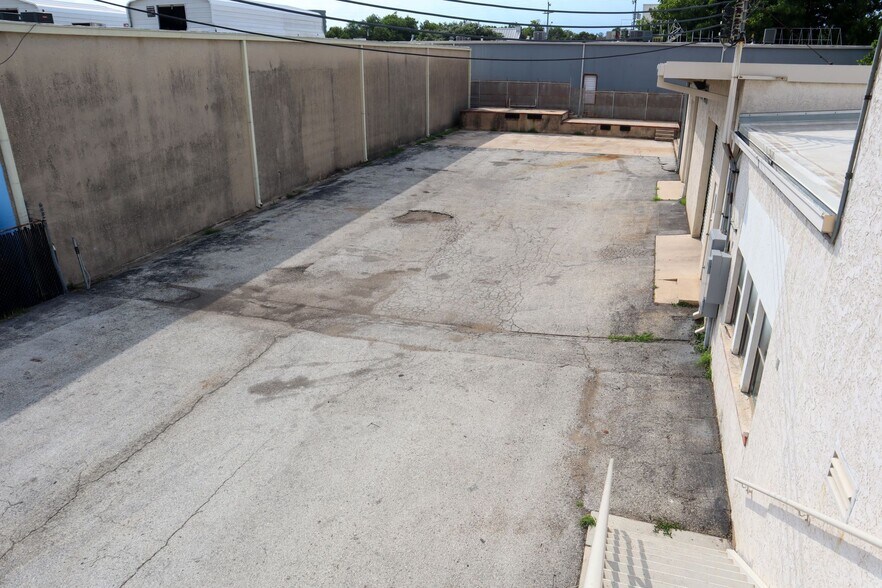 More Photos Of 9807 McCullough Ave, San Antonio Showroom For Sale