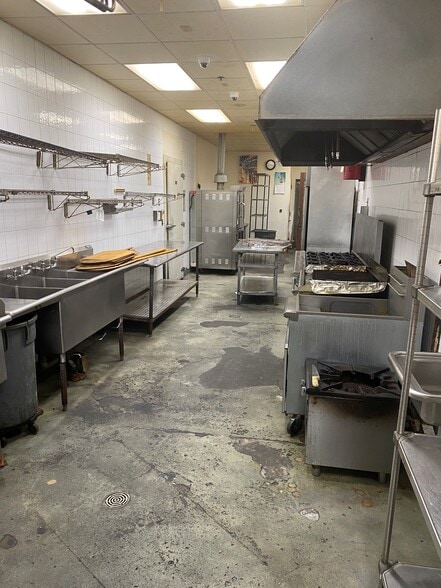 More Photos Of 1161-1165 Old Country Rd, Plainview Unknown For Lease