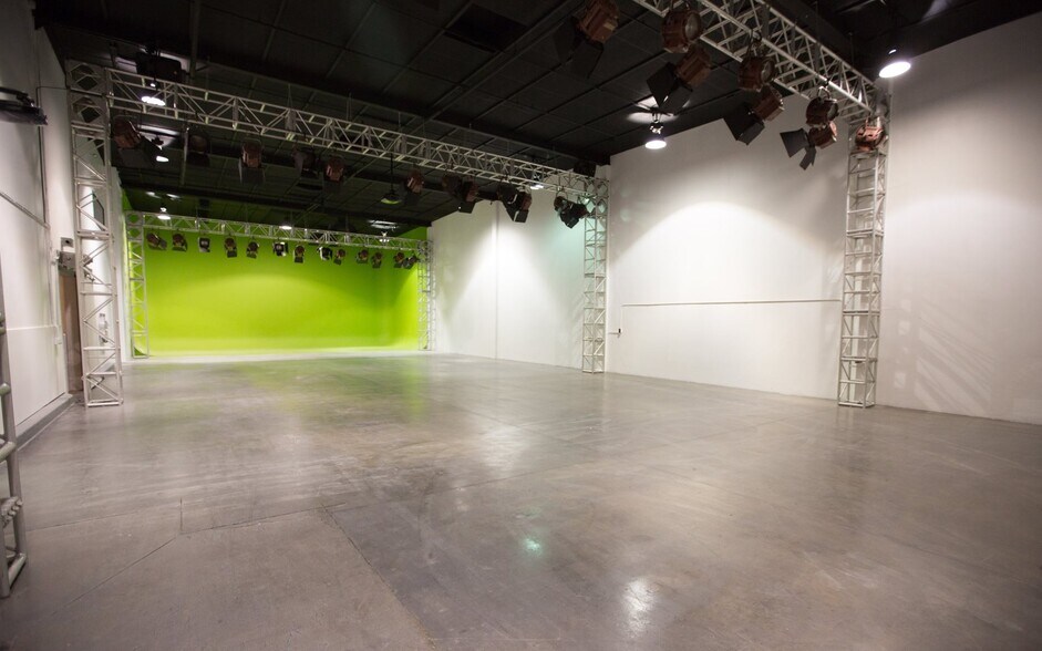 More Photos Of 1001 S Victory Blvd, Burbank Warehouse For Lease