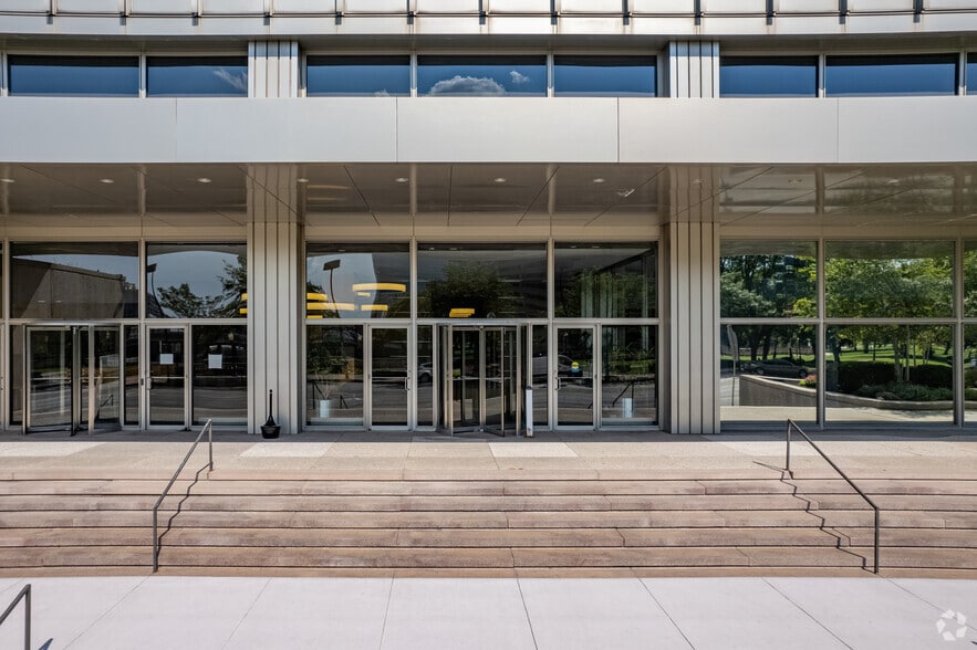 More Photos Of 2323 Grand Blvd, Kansas City Office For Lease