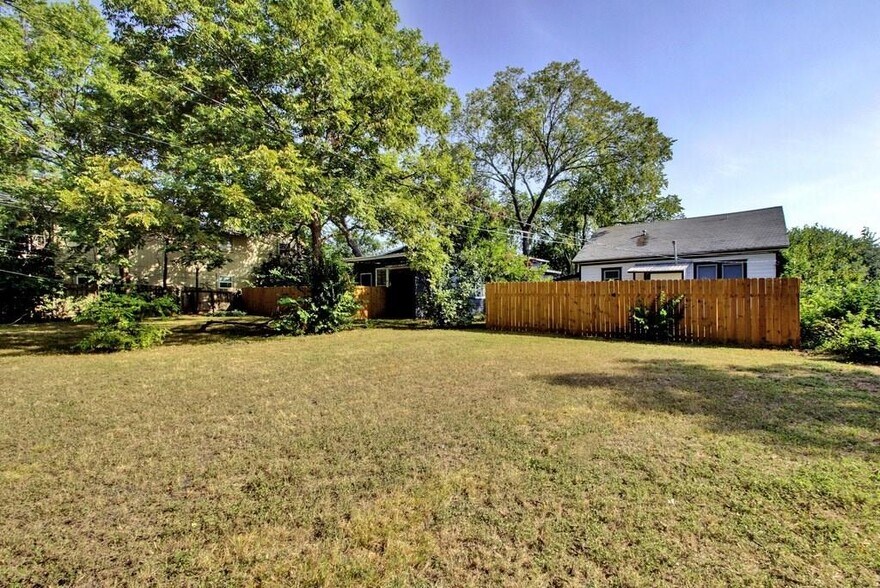 More Photos Of 607-611 Nelray Blvd, Austin Land For Sale