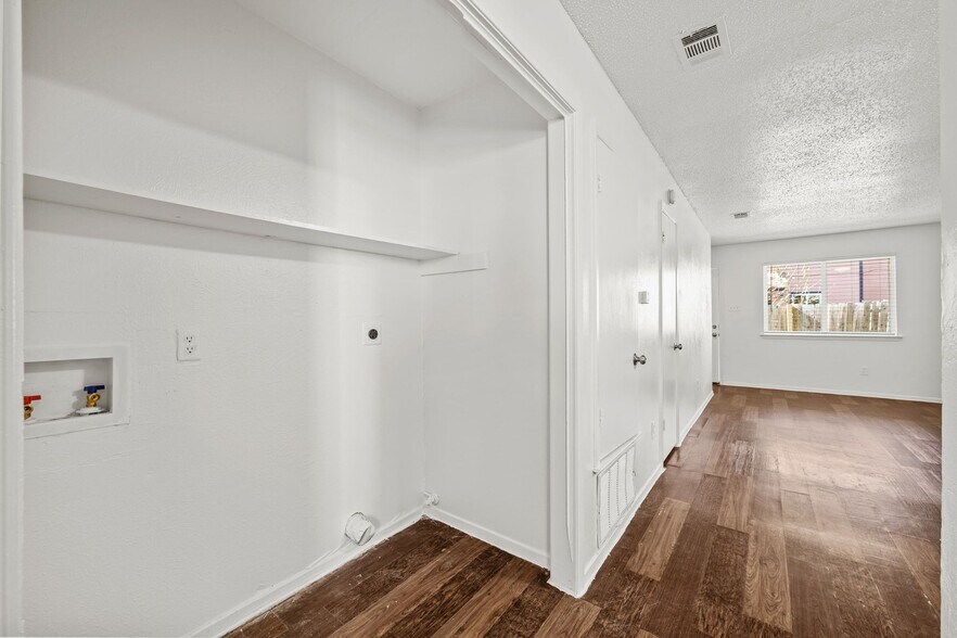 More Photos Of 6913 Wentworth Dr, Austin Multifamily For Sale