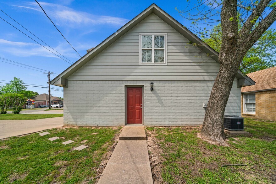 More Photos Of 209 S Main St, Lindale Loft Creative Space For Sale