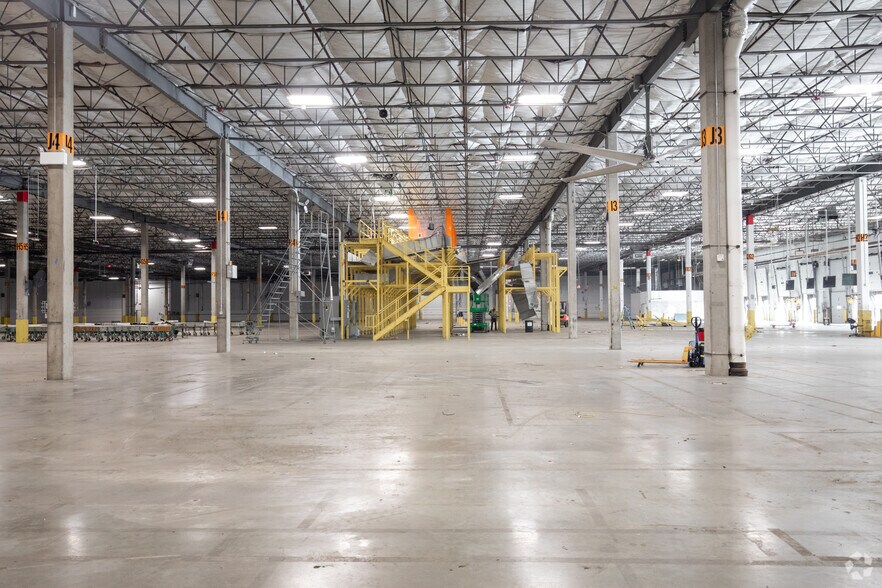 More Photos Of 201 Grumman Rd W, Bethpage Distribution For Lease