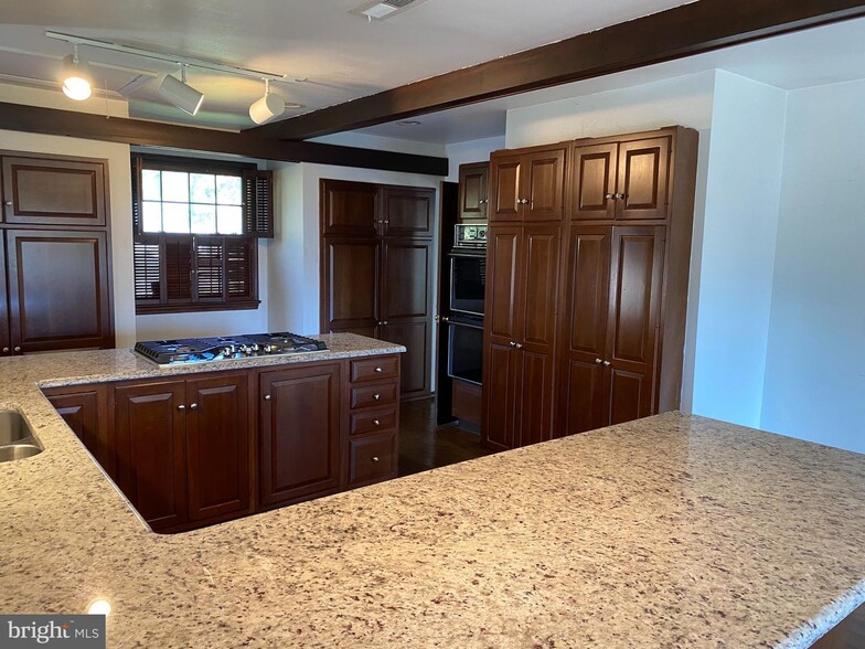 More Photos Of 1192 Middletown Rd, Media Restaurant For Sale