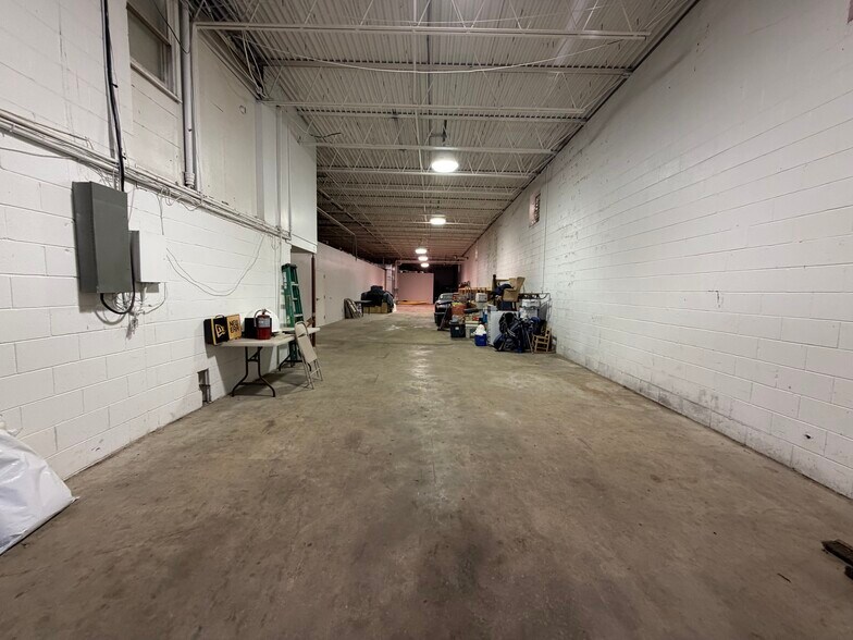 More Photos Of 819 Porter Pl, Lexington Warehouse For Lease