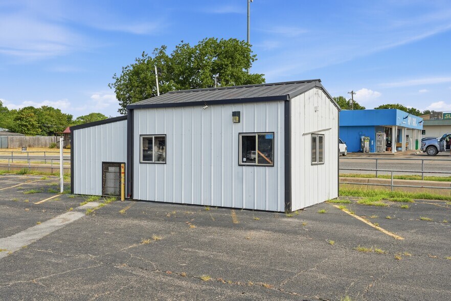 More Photos Of 605 S Green Ave, Purcell Freestanding For Sale