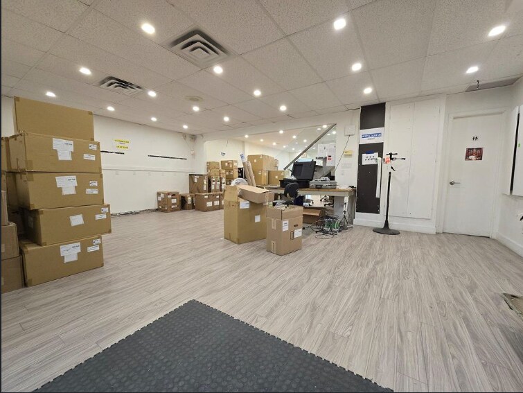 More Photos Of 86 Boul des Entreprises, Boisbriand Warehouse For Lease