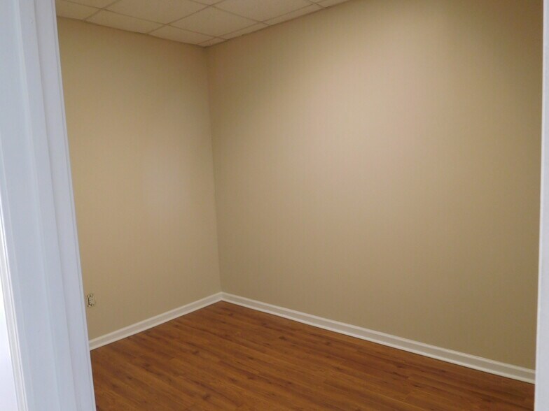 More Photos Of 2365 Monroe Dr, Gainesville Warehouse For Lease