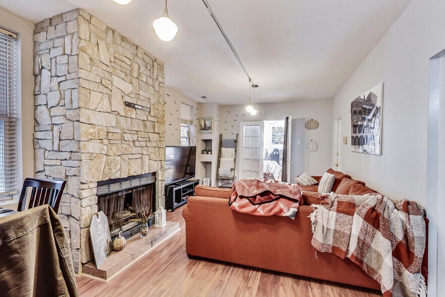 More Photos Of 2965 N Lincoln Ave, Chicago Storefront Retail Residential For Sale