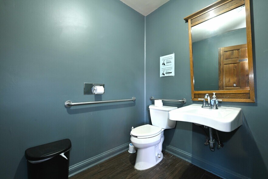 More Photos Of 22 Pine Hollow Rd, Oyster Bay Restaurant For Sale