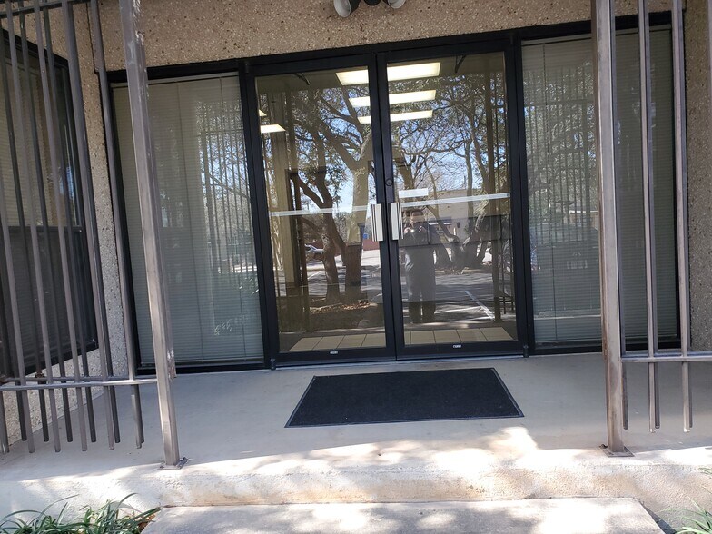 More Photos Of 16015 University Oak, San Antonio Service For Lease