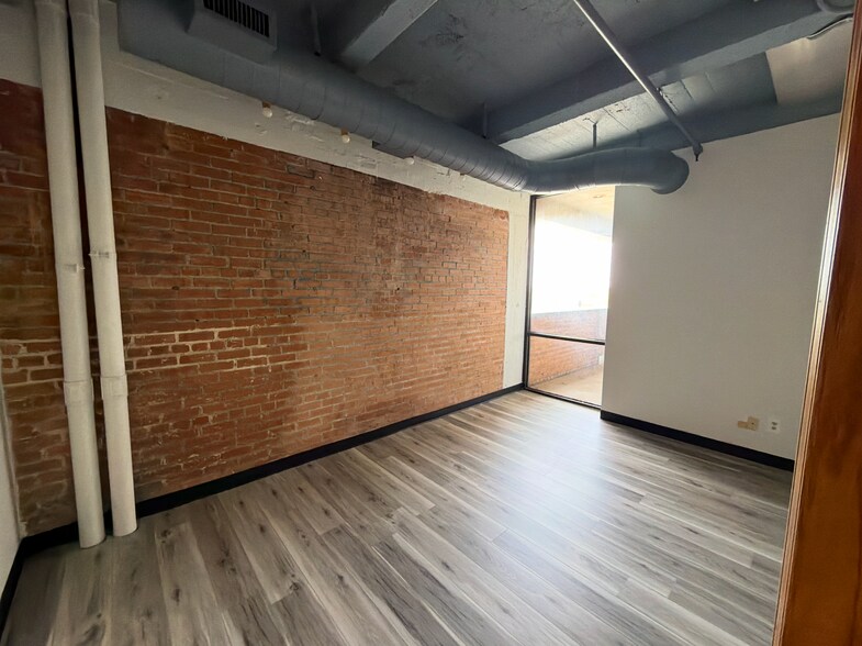 More Photos Of 1005 W Jefferson Blvd, Dallas Loft Creative Space For Lease