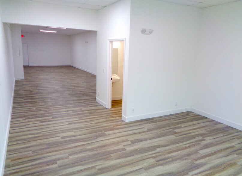 More Photos Of 11300-11354 Wiles Rd, Coral Springs General Retail For Lease