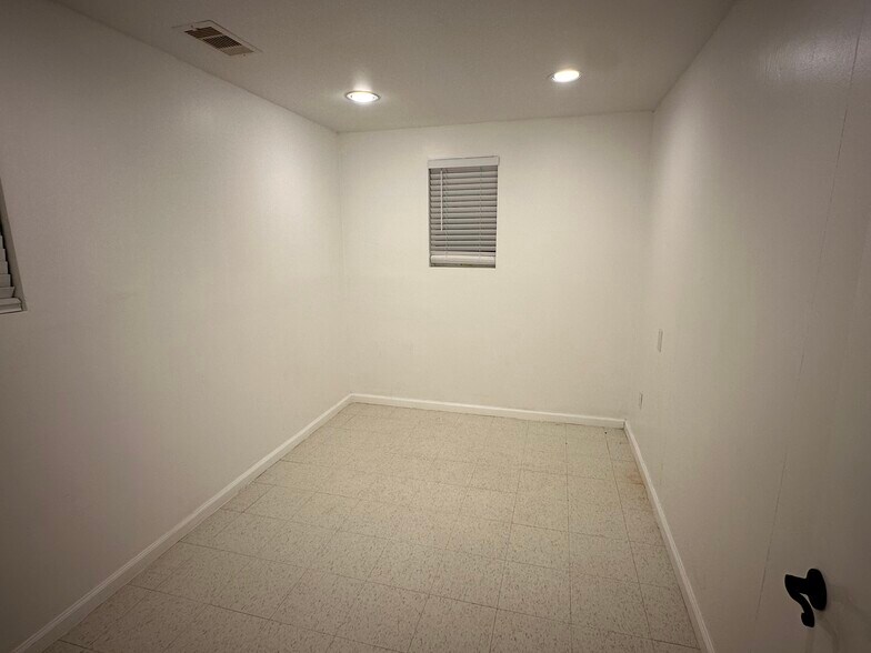 More Photos Of 10202 Mula Cir, Stafford Warehouse For Lease